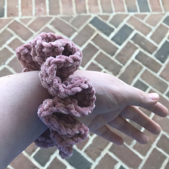 Velvet Scrunchie Set - Picture 9 of 11